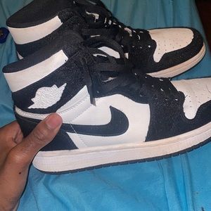 I’m selling these jordan 1 retro high top , there black and white wit fur